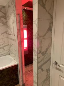 La salle de bains est pourvue d'une douche en verre et d'un lavabo. dans l'établissement Mariposa, à Otterlo