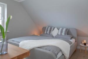 En eller flere senge i et værelse på Sylter Dünengras