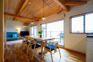 a kitchen and dining room with a table and chairs at Gardenvilla Shirahama in Shimoda