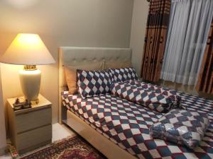 Postel nebo postele na pokoji v ubytování Apartemen 2br m-squere cibaduyut + 14 fotografií
