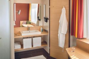 un bagno con lavandino e specchio di TUI BLUE Schladming a Schladming