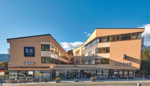 un edificio con bar e hotel di TUI BLUE Schladming a Schladming