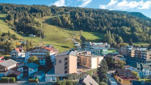 Vista generica sulle montagne o vista sulle montagne dall'interno dell'hotel