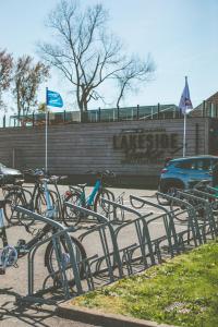 Jízda na kole v ubytování Lakeside Paradise Sport Hostel nebo okolí
