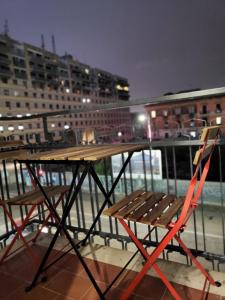 una mesa y una silla en la azotea en Sicula home, en Catania