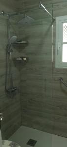 eine Dusche mit Glastür im Badezimmer in der Unterkunft LA BARROSA-NOVO SANCTI PETRI, wifi, aire acondicionado, parking in Chiclana de la Frontera