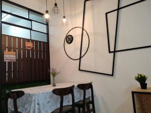 a table with chairs and a mirror on a wall at 53Ara impianS2 Dream guest Homes 芙蓉民宿 in Seremban