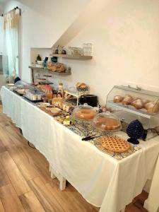 アグリジェントにあるGocce di Girgenti - comfort suitesのパン菓子の長いテーブル