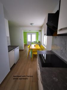 Kuchyň nebo kuchyňský kout v ubytování Apartment and room Anica