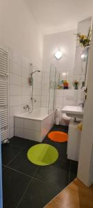 La salle de bains est pourvue d'une baignoire, d'un lavabo et d'un miroir. dans l'établissement 3Zimmer-Wohnküche-Altbau-90m2-eigener Parkplatz, à Oberhausen