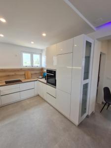 Kuchyňa alebo kuchynka v ubytovaní Holiday Apartment Marijana