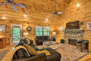 ein Wohnzimmer mit Couch und Kamin in der Unterkunft River Retreat-Resort Mountain Firepit Grill in Ellijay