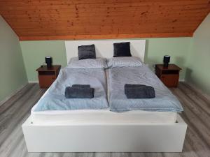 Posteľ alebo postele v izbe v ubytovaní Helena apartman