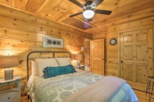 ein Schlafzimmer mit einem Bett und einem Deckenventilator in der Unterkunft River Retreat-Resort Mountain Firepit Grill in Ellijay + 25 Fotos