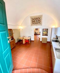 cocina y comedor con mesa en Casa Petra, en Matera