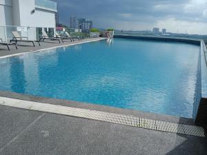 Swimming pool sa o malapit sa Legoland-HappyRainbow Suite at D'Pristine-8pax with Lakeview