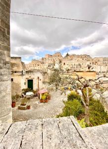 vistas a la ciudad desde el techo de un edificio en Casa Petra, en Matera