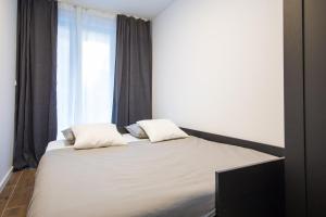 Postel nebo postele na pokoji v ubytování Downtown Oasis