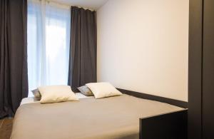 Postel nebo postele na pokoji v ubytování Downtown Oasis