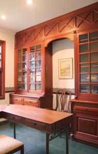 uma sala de jantar com armários de madeira e uma mesa de madeira em Aconchegante e ampla casa na Granja Viana em Carapicuíba