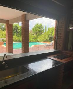 O vedere a piscinei de la sau din apropiere de Aconchegante e ampla casa na Granja Viana