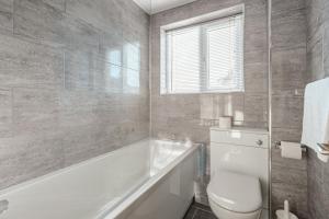 Bilik mandi di Luxury 2 Bed Room Lake View Apt Bowness Parking +21 gambar