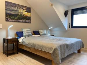 sypialnia z łóżkiem z niebieskimi poduszkami w obiekcie Ruhige Unterkunft - Dachterasse und Panoramablick w mieście Warstein