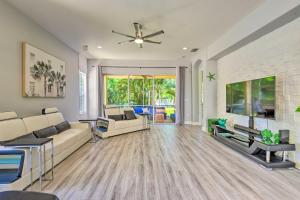 sala de estar con sofá y ventilador de techo en Sun-Soaked Sarasota Oasis with Pool and Hot Tub!, en Sarasota