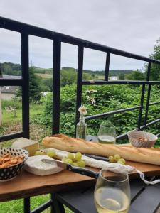 uma mesa com comida e taças de vinho em B&B Maison Juves Planchez Anost Lac des Settons em Planchez