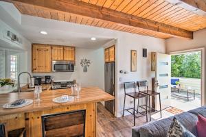 Una cocina o zona de cocina en Crestline Cabin with Deck 1 Mi to Lake Gregory
