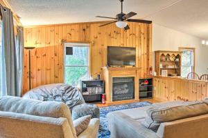 sala de estar con chimenea y TV en Charming Marion Cabin Fire Pit and Mtn Views!, en Marion