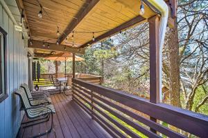 Balkon lub taras w obiekcie Running Springs Cabin with Large Deck and View!