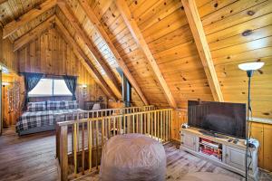 Telewizja i/lub zestaw kina domowego w obiekcie Running Springs Cabin with Large Deck and View!