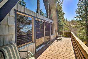 Balkon lub taras w obiekcie Running Springs Cabin with Large Deck and View!