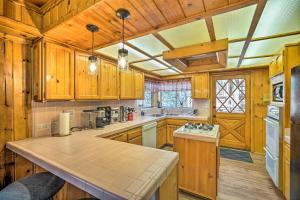 Kuchnia lub aneks kuchenny w obiekcie Running Springs Cabin with Large Deck and View!