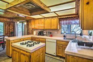 Kuchnia lub aneks kuchenny w obiekcie Running Springs Cabin with Large Deck and View!