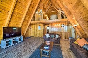 Telewizja i/lub zestaw kina domowego w obiekcie Running Springs Cabin with Large Deck and View!