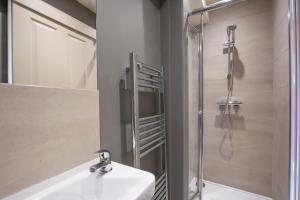 a bathroom with a shower and a white sink at Patrick's Pool- 4 Bedroom,4 Bathroom, Most Central Luxury Townhouse! in York +30 photos