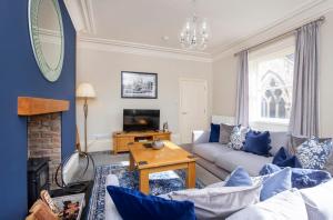 een woonkamer met een bank en een tafel bij Patrick's Pool- 4 Bedroom,4 Bathroom, Most Central Luxury Townhouse! in York
