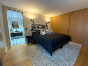 1 dormitorio con 1 cama grande en una habitación en Superbe maison dans village au coeur de la Corse A casa Suttana, en Verdese