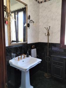 ein Bad mit einem Waschbecken und einem Spiegel in der Unterkunft Villa Celea in Novoli