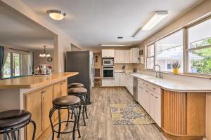 Ảnh trong thư viện ảnh của Riverfront Family Home Yard, Orchard, Dock! ở Los Fresnos +25 ảnh