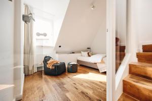 ein Wohnzimmer mit einem Sofa und einem Bett in der Unterkunft Haus am Meer-Ferienwohnungen in Norderney