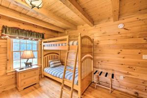 Galería fotográfica de Charming Cabin with Deck, 10 Min to Bretton Woods! en Carroll