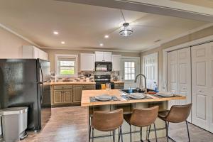 La cuisine est équipée d'une table, de chaises et d'un réfrigérateur. dans l'établissement Cozy Murfreesboro Home with Furnished Patio!, à Murfreesboro