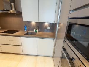Kuchnia lub aneks kuchenny w obiekcie VACATION MARBELLA I Brand New Terrazas de Banús Apt, 24-7 Security, a minute from the Marina, The Sea and Luxury Shopping