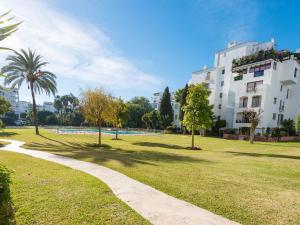 Ogród w obiekcie VACATION MARBELLA I Brand New Terrazas de Banús Apt, 24-7 Security, a minute from the Marina, The Sea and Luxury Shopping