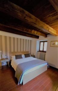 sypialnia z dużym łóżkiem na poddaszu w obiekcie Il Palazzo Ridracoli w mieście Bagno di Romagna