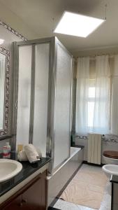 W łazience znajduje się prysznic, umywalka i toaleta. w obiekcie Appartamento Canalotto 65 2 piano w mieście Realmonte