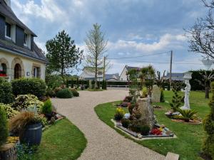 einen Garten vor einem Haus in der Unterkunft Tinat Studio in Douarnenez